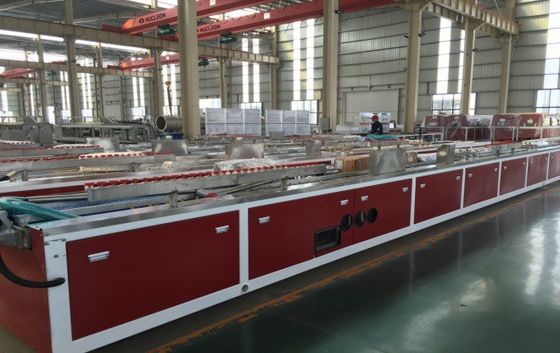 Geavanceerde PVC-WPC-machine voor het maken van plastic profielen voor de productie van binnendeurpanelen