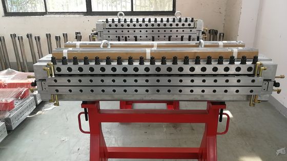 Extrusievorm voor meubels en reclameborden met een enkele holte 1320 mm P20