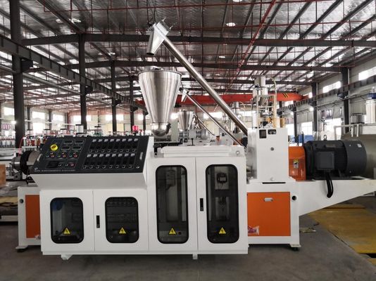 55kW Kracht Yuhao PVC deurpaneel extrusie machine voor SIEMENS Pvc profiel productie
