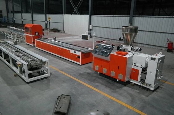 Extruderingsapparatuur voor WPC-deurpaneelproductielijn Niet toepasselijke schroef L/D-verhouding
