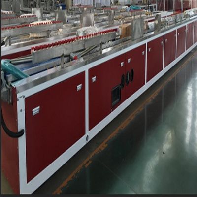 Krachtige 37kW WPC-profieldekplaten-extrusielijn voor hout en kunststof