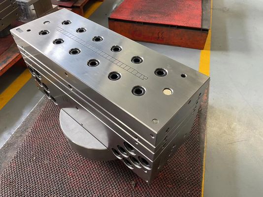 Co-extrusie Wallboard Asa Pc Pe Upvc Profiel Extrusie Die Mould Vormen in zilver PVC