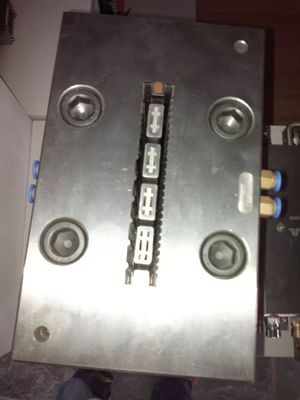 WPC-dekproducten met EKO- en 3Cr17-vormmateriaal