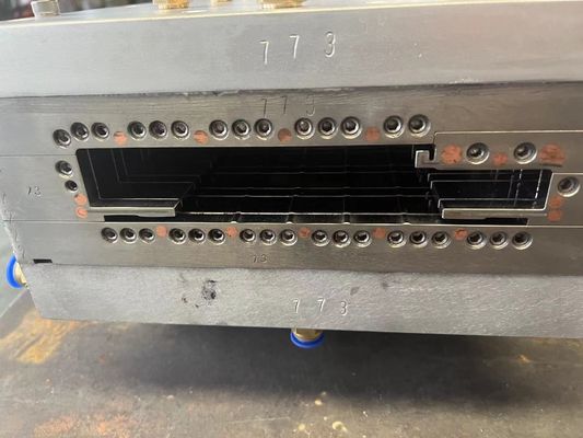 1 Hoogte waterdichte WPC-deurvorm gemaakt van UPVC-materiaal voor moderne huizen en gebouwen
