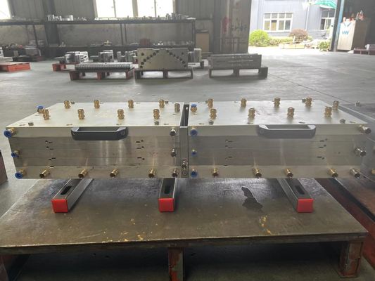 1 Hoogte waterdichte WPC-deurvorm gemaakt van UPVC-materiaal voor moderne huizen en gebouwen