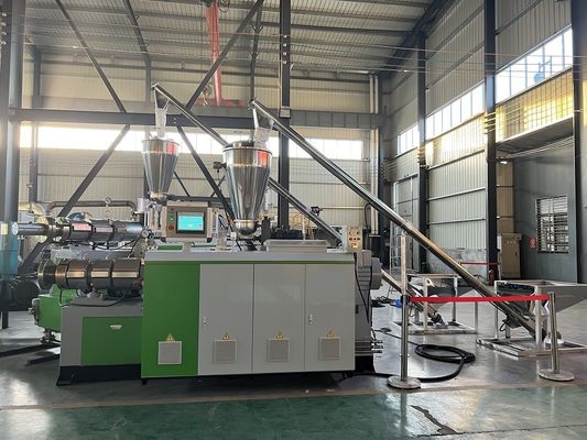 Extruderingsmachine voor vloerdekken en planken van WPC-composites