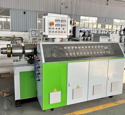 Extruderingsmachine voor vloerdekken en planken van WPC-composites