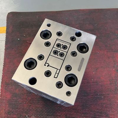 Extrusievorm voor zilveren afwerking van UPVC-vensterkoppelingsprofiel en PVC-filmvormingsmodus