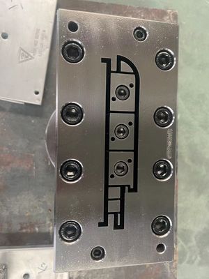 Elektroplatering Polijstoppervlaktebehandeling WPC-extrusievorm voor OEM-WPC-deurframe
