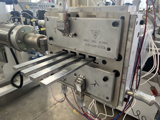 Hout Plastic WPC Extrusion Mould voor Decking Floor Wide 150mm Productielijn