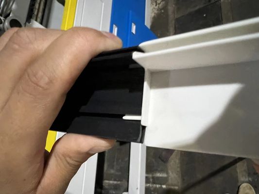Op maat gemaakte UPVC-frameprofiel Plastic Extrusion Mould voor de productie van huishoudelijke producten