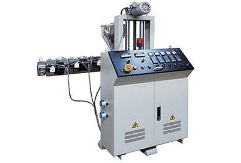 Hoogproductieve tegenroterende kegelvormige tweeschroef PVC plafondpaneelmachine