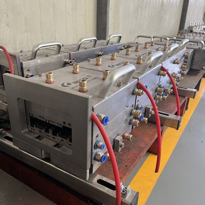 Persoonlijke grootte UPVC raam raam vorm extrusie lijn met elektroplatering polijsten
