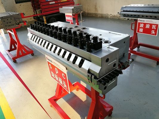 Chinese SPC-vloer-extrusielijn met 3CR17-vormingsmodus en extrusievorm