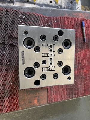 Gebouwhoeken PVC-profiel op maat met 3CR17-vormmateriaal Productie en ontwerp