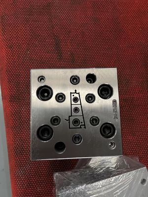1 Holtevorm voor WPC-houten plastic deurbedekking en UPVC-vensterprofiel Hulpprofiel