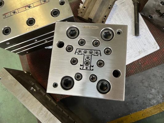 Zilveren PVC-extrusiematerieel / -vorm ontworpen voor AutoCAD en precieze productie