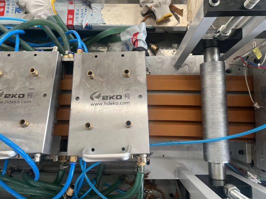 3CR17 Vormmateriaal WPC-dekproductiemachine voor buitenvloer- en wandpaneel