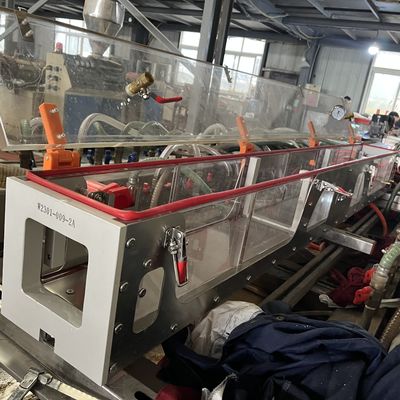 Persoonlijk gemaakte zilveren kunststofvorm voor WPC-productielijn PVC-skirting-basisbordprofiel