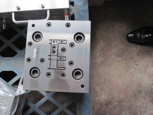 Op maat gemaakte PVC-profiel-extrusievorm met elektroplatering, poetsoppervlaktebehandeling