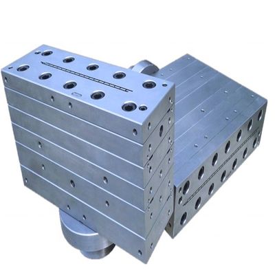 Extrusievorm voor het vervaardigen van holle roosterplaten voor zilveren deuren en wandpanelen