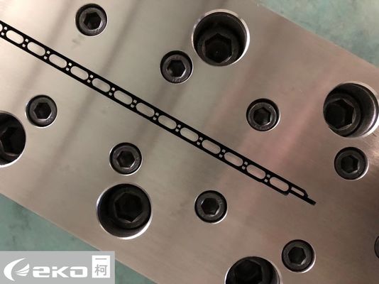 Extrusievorm voor het vervaardigen van holle roosterplaten voor zilveren deuren en wandpanelen