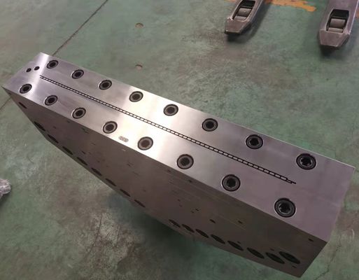 Extrusievorm voor het vervaardigen van holle roosterplaten voor zilveren deuren en wandpanelen