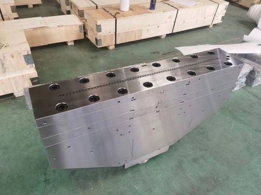 Extrusievorm voor het vervaardigen van holle roosterplaten voor zilveren deuren en wandpanelen