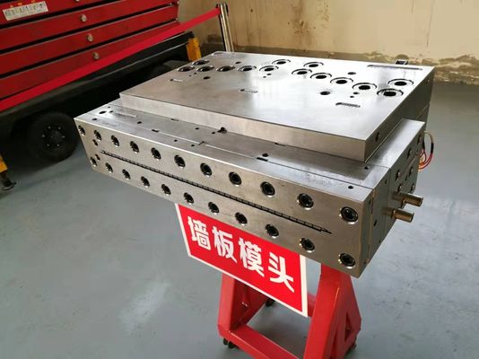 Extrusievorm voor het vervaardigen van holle roosterplaten voor zilveren deuren en wandpanelen