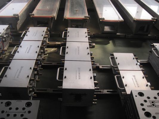 Zilveren afwerking van PVC-profielen met extrusievorm voor het vormgeven van ramen- en deuronderdelen