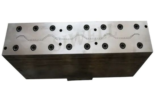 Zilveren PVC gegolfde holle extrusievorm voor een soepel productieproces