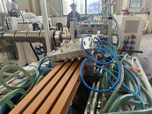 1 Lijn voor het uitstrekken van de vormholte van zilveren hout van kunststofcompositvloeren voor PE-wandpanelen